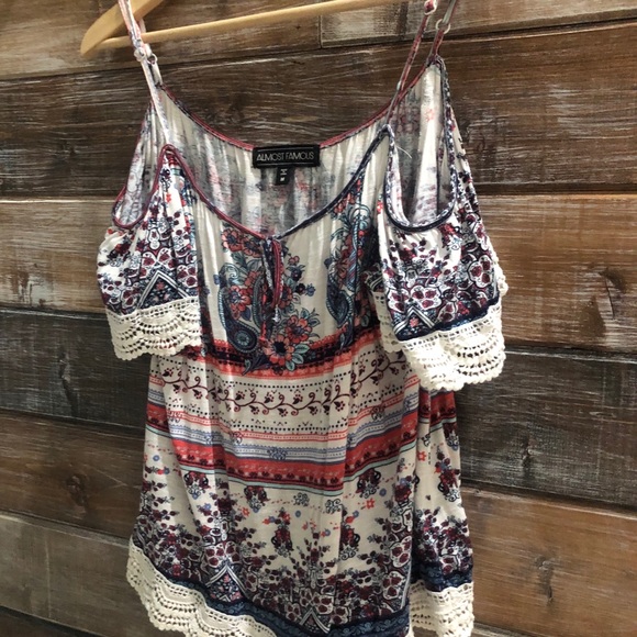 Almost Famous cold shoulder top. - Picture 4 of 7